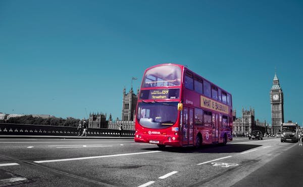 Explore london's must-see sights using hop-on hop-off buses